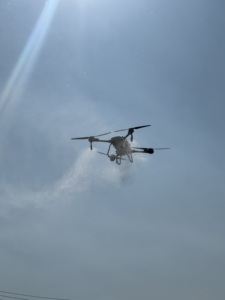 Drone agricole pour l'épandage de granulés avec caméra, système de pulvérisation double atomisée, capacité de charge utile - Product Image 4