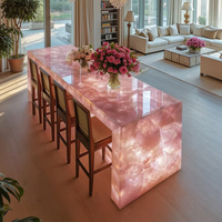 Comptoir de bar d'îlot de cuisine moderne en cristal rose, quartz rose et onyx rétroéclairé avec lumière LED