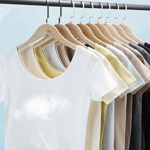 Camiseta clásica informal ajustada con cuello en U para mujer, diseño favorecedor de hombro para verano, tejido de punto, característica comprimida - Product Image 2