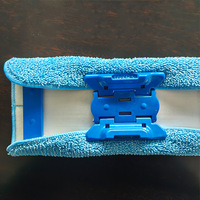 Serpillère plate en microfibre à rotation 360° haute efficacité avec manche en aluminium bleu pour le nettoyage des grandes surfaces, aéroports et entrepôts