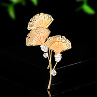 Broches de luxe en forme de feuille, en or et nacre, motif Ginkgo, avec zircon haut de gamme, bijoux de poitrine en forme de fleur, vente en gros