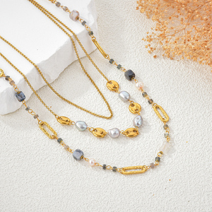 Collier élégant et tendance pour femme en acier inoxydable avec pierres naturelles, perles d'eau douce et maillons dorés – Collier perlé à la mode – Chine - Product Image 1