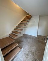 Escalier flottant droit sur mesure en acier au carbone et verre avec marches en bois et éclairage LED, style moderne pour villas