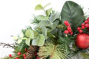 พวงหรีดคริสต์มาสทรงกลมแบบแขวนประตู ผลิตจาก PVC เป็นมิตรกับสิ่งแวดล้อม ตกแต่งด้วยผลเบอร์รี่สีแดงและโคนต้นสน  แบบกำหนดเองได้ตามต้องการ - Product Image 4