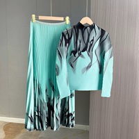 Ensemble plissé 2 pièces style Miyake personnalisé pour femme – Haut à manches raglan et jupe longue à imprimé artistique – Tenue de fabricant élégante