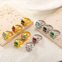 Cincin Statement Geometris Chunky dengan Inlay Kotak Hitam Ganda, Cincin Jari Fashion Hip Hop dari Baja Tahan Karat yang Dipoles untuk Pemakaian Sehari-hari.