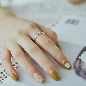 Anello alla Moda con Motivo Floreale, Design Minimalista ed Elegante, Gioiello da Indossare Quotidianamente per Donne - Product Image 3