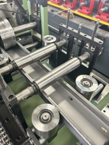 Completamente automatico regolabile da 80 a 300 Standard C Purlin Roll formatrice per macchine per la produzione di piastrelle - Product Image 6