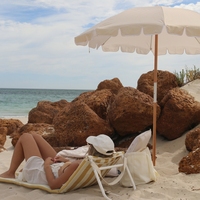 Chaise de plage pliante portable de qualité supérieure personnalisée chaise longue en aluminium de luxe avec coussin rembourré pour le camping et le jardin