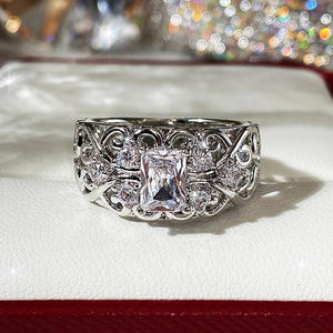 Anello di Fidanzamento F831 per Donna in Oro Bianco con Diamante Taglio Radiant, Diamante Naturale Colore D e Pietre Laterali - Product Image 6