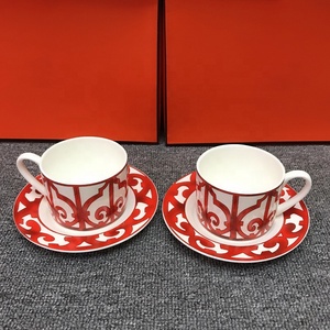 Vente en gros de 2 tasses en céramique rouge nordique, ensembles de thé et de café, tasses et soucoupes en porcelaine - Product Image 3