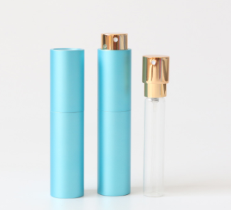 Botella de perfume azul cielo