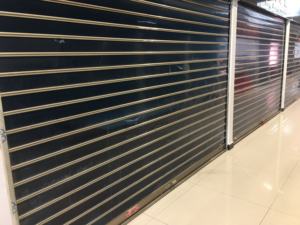 Volets roulants motorisés en alliage d'aluminium de style moderne commercial, porte transparente en PVC pour garage et atelier - Product Image 4