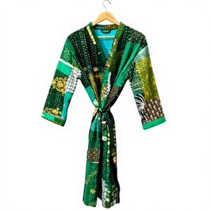 Robe matelassée patchwork verte pour femme, longue, col mandarin, manches longues, en coton vintage, vêtement de nuit pour l'automne - Product Image 1