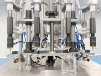 Machine de remplissage semi-automatique à 4 têtes PLC pour diffuseurs de parfum en verre, huiles essentielles et colognes