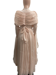 เดรสยาวทรงดินสอผ้าทอธรรมชาติสีพื้นสำหรับผู้หญิง คอแบบผูก สายเดี่ยว แต่งระบายแขนสไตล์วินเทจ และกระโปรงทรงระบายเป็นชั้นๆ - Product Image 6