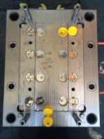 Molde de tapa abatible para botella de vidrio, con motor de desatornillado para tornillo hermético