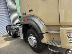 Camion tracteur Sinotruk Howo 6x4 beige pour le transport de semi-remorques en vente - Product Image 2