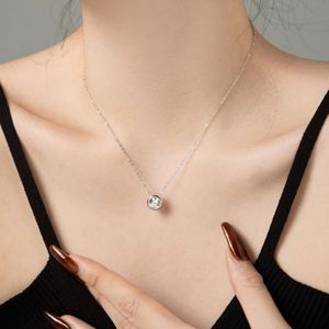 Collar con Colgante de Circonita Cúbica 5A, Diseño Simple Dylam, Regalo para el Día de San Valentín 2024, Plata S925 con Baño de Rodio - Product Image 4