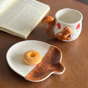 Venta al por mayor de nuevas <span class=keywords><strong>tazas</strong></span> de café de cerámica 3D creativas con diseño de ardilla, <span class=keywords><strong>tazas</strong></span> de leche de porcelana pintadas a mano personalizadas, <span class=keywords><strong>tazas</strong></span> de té de regalo con platillo de piña - Product Image 4