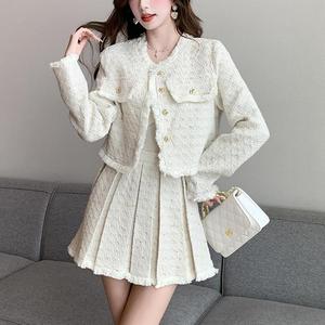 여성 사용자 정의 순수 폴리 에스테르 크루 넥 버튼 블레이저 미니 주름 스커트 솔리드 핑크 트위드 정장을위한 가을 캐주얼 투피스 세트 - Product Image 4