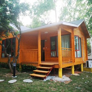 บ้านไม้กระท่อมหนึ่งห้องนอนหนึ่งห้องนั่งเล่น บ้านพักแคมป์ปิ้งกลางแจ้งพร้อมระเบียงและบันได สำหรับใช้ริมชายหาดหรือในป่า - Product Image 1
