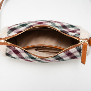 Bolso de Hombro de Mujer de Cuero PU con Diseño Coreano y Patrón de Letras, Cierre de Cremallera, Gran Capacidad, Impermeable y Portátil - Product Image 3