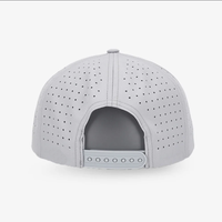 Casquette de golf sportive perforée à visière incurvée de haute qualité, fabriquée au Vietnam (OEM/ODM), avec logo personnalisé en caoutchouc/PVC et cordon.