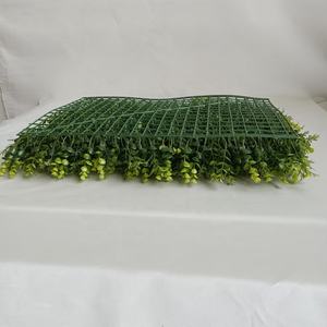 Zhangjiajie Fuyuan Yiwu أفضل جودة جدار أخضر برازيلي أوراق شجرة الكينا ندفة الثلج حصيرة بلاستيكية للتحوط المنزلي - Product Image 5