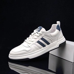 รองเท้าผ้าใบสีขาวสไตล์สปอร์ตแบบสวมใส่สบายสำหรับผู้ชาย หนังแท้ ระบายอากาศได้ดี รุ่นใหม่รับซัมเมอร์ - Product Image 1