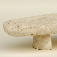 Table basse en marbre biologique forme galet Dream Home, plateau épais en dalle massive, deux bases basses, pour salon