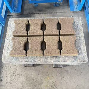 Machine de fabrication de briques en béton entièrement automatique QT4-25/28 pour blocs creux interverrouillés de 4, 5, 6, 8, 9 pouces - Product Image 3