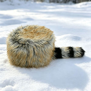 Gorro de invierno cálido de piel sintética con cola, estilo mapache a rayas, gorro ruso esponjoso tipo cosaco, venta al por mayor, MOQ bajo, para personalización - Product Image 5