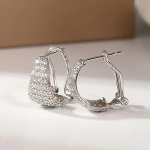 Orecchino a polsino triangolare color argento da donna, stile pavé scintillante, gioiello alla moda - Product Image 4