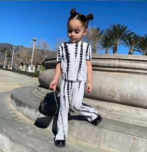 Conjunto de 2 piezas para niñas pequeñas, top de manga corta con estampado tie-dye en blanco y negro y pantalones acampanados con aberturas, <span class=keywords><strong>ropa</strong></span> a juego estilo streetwear para niños - Product Image 3