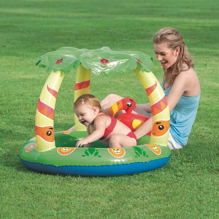Piscina con sombrilla de la selva tropical