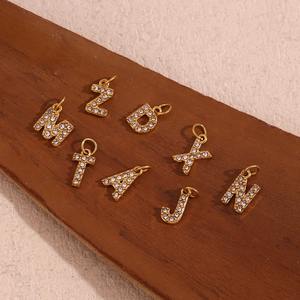 Pendentifs en lettres en zircon plaqués or 18 carats en acier inoxydable scintillants, bijoux personnalisés, style DIY, accessoires de mode personnalisés - Product Image 1