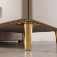 Table de chevet moderne avec station de charge sans fil, trois tiroirs spacieux, pieds en métal robustes, design de rangement minimaliste pour chambres à coucher
