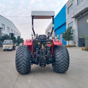Tracteur agricole à roues motrices rouges 4x4, moteur haute productivité, pneus durables - Product Image 3