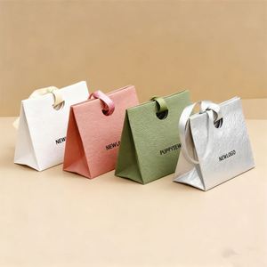 Sac en papier de luxe fait main imprimé sur mesure avec papier spécial et poignée en ruban pour les promotions commerciales et de détail - Product Image 2