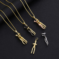 Collier de couple en or 18 carats, amoureux se câlinant, s'embrassant, collier de couple affectueux, câlins suspendus, collier de couple s'embrassant, collier de câlins