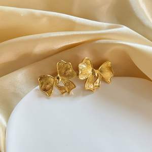 तिरश मुक्त चांदी 18k सोने की प्लेटेड बड़ी रिबन धनुष बलियां वाटरप्रूफ स्टेनलेस स्टील ठीक फैशन गहने - Product Image 3