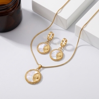 QIAOREN 15113-14 Ensemble collier et boucles d'oreilles en acier inoxydable avec pendentif en nacre, bijoux ronds dorés, étanches et hypoallergéniques