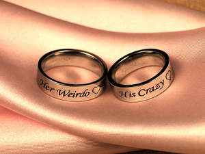 Anillos de Promesa Personalizados con Grabado Único para Parejas, Él el Loco, Ella la Extravagante, Joyería de Acero Inoxidable de Moda, Hecho en China, Venta al por Mayor - Product Image 3