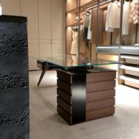 Bureau de style luxueux en bois avec plateau en verre, bureau d'ordinateur ergonomique durable pour bureau et salle d'étude