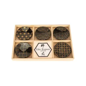 Pequeñas placas cerámicas de diseño japonés embaladas en caja de madera - Product Image 1