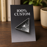 Vente en gros de badges personnalisés en émail dur, épingles de revers, collection de métal géométrique triangulaire style Pixel Art