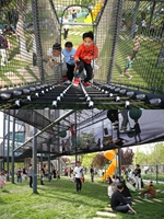Structure de jeu combinée avec balançoire en filet arc-en-ciel pour l'extérieur, pour les écoles et les parcs d'attractions