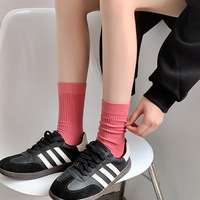 Chaussettes mi-mollet pour femmes en couleur bonbon, polyvalentes pour l'automne et l'hiver, chaussettes longues tendance à rayures verticales de couleur unie