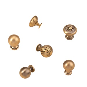 Poignées et boutons de meubles vintage français rétro de style américain en laiton finition brossée pour tiroirs, portes de placard et armoires - Product Image 5